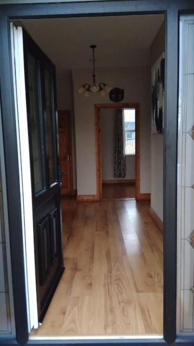 Cheerful Three Bedroom Country Cottage บัลลินา ภายนอก รูปภาพ