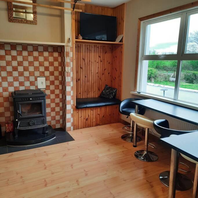 Cheerful Three Bedroom Country Cottage บัลลินา ภายนอก รูปภาพ